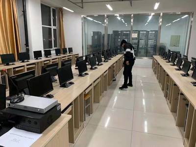 計算機學院學生黨員開展志愿服務活動，用專業技能服務師生